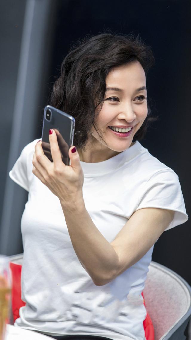 58岁陈冲近照 依然那么甜美优雅可爱!