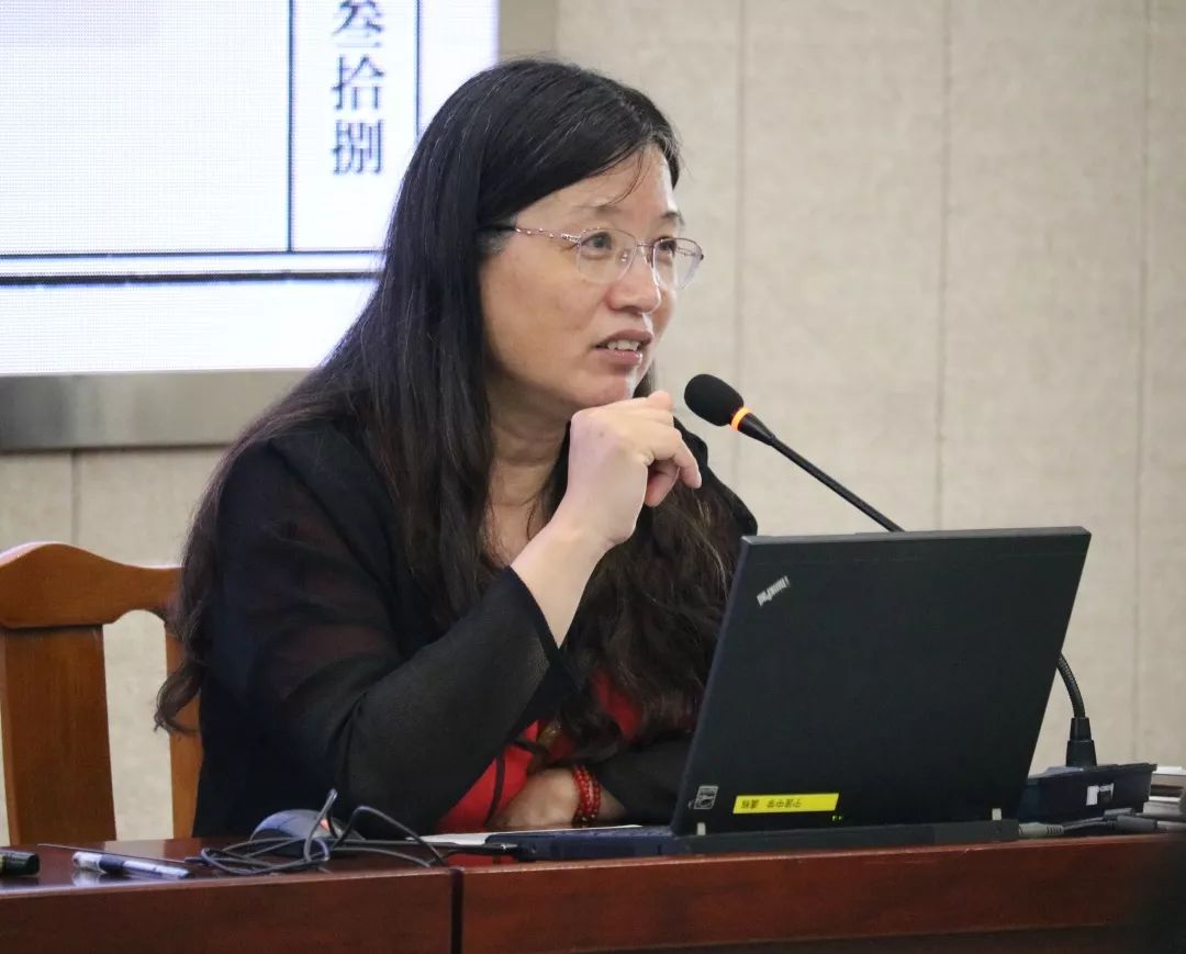 站在与第一天领到录取通知书相同的地点,老师向同学们颁发了一周新生