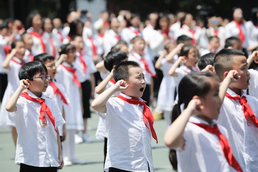 生长吧新时代的新队员人和街小学教育集团2018级新队员入队仪式