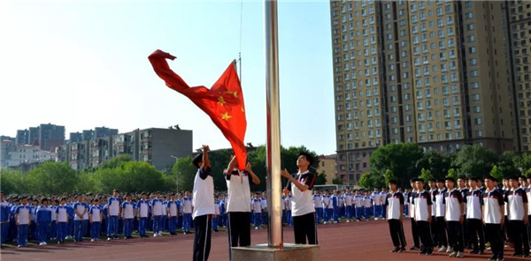 仪式开始,国旗护卫队正步入场,擎旗,护旗,绑旗,扬旗,动作一气呵成