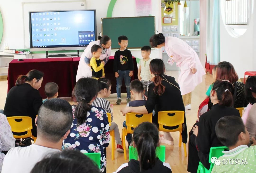 入黨積極分子及志願者們來到儀徵市月塘鎮謝集中心幼兒園,開展