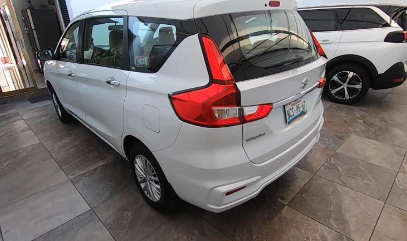 有朋友在海外拍到了2019款印版铃木ertiga车型,该车定位是一款小型mpv