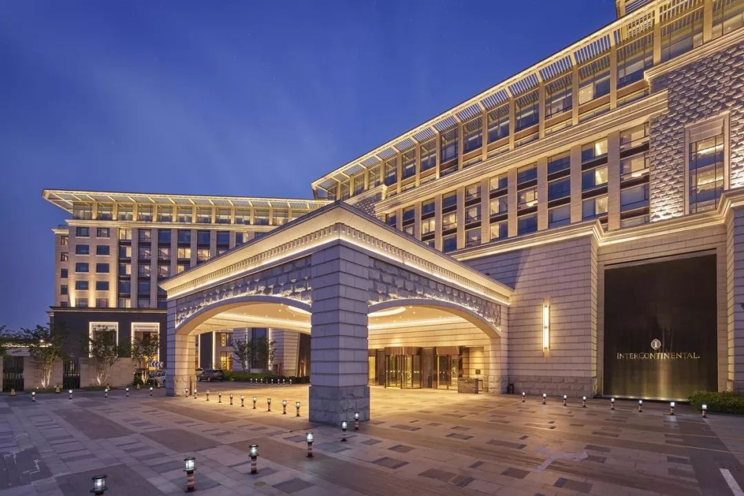 南通滨江洲际酒店位于滨江公园,距离长江仅几步之遥,距离城市的商业区