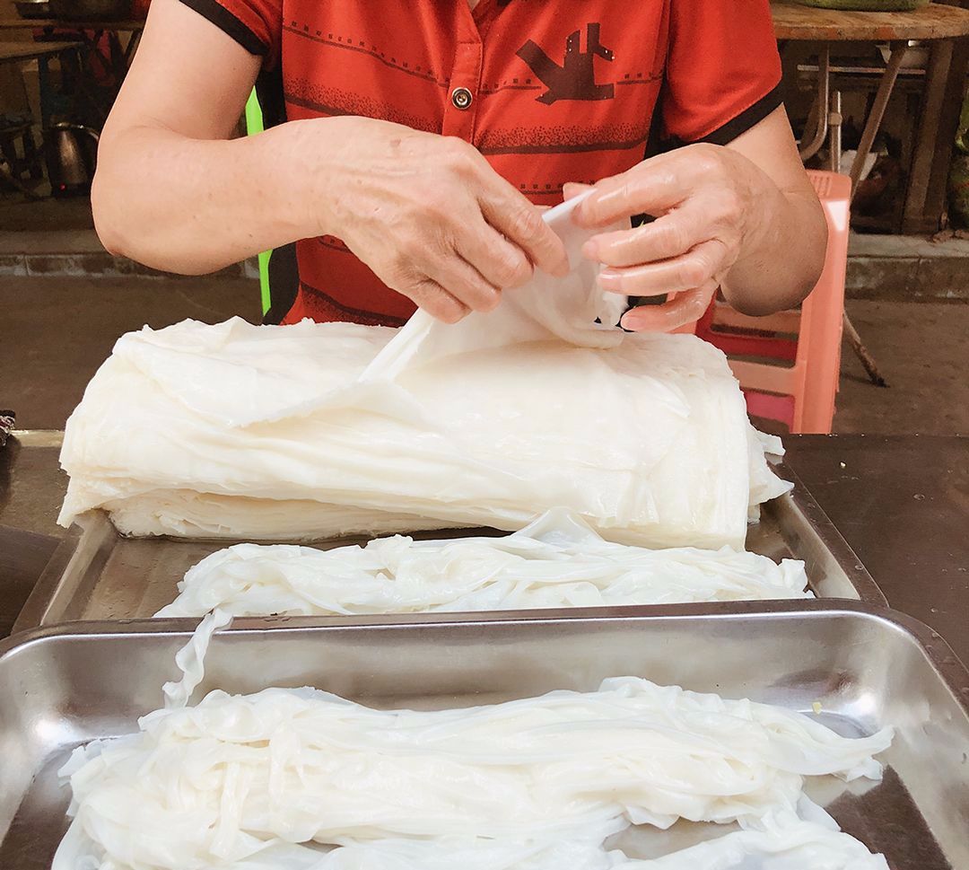 安铺老街的南大街附近有很多家鱼生粥店,随便拉一家出来都是几十年的