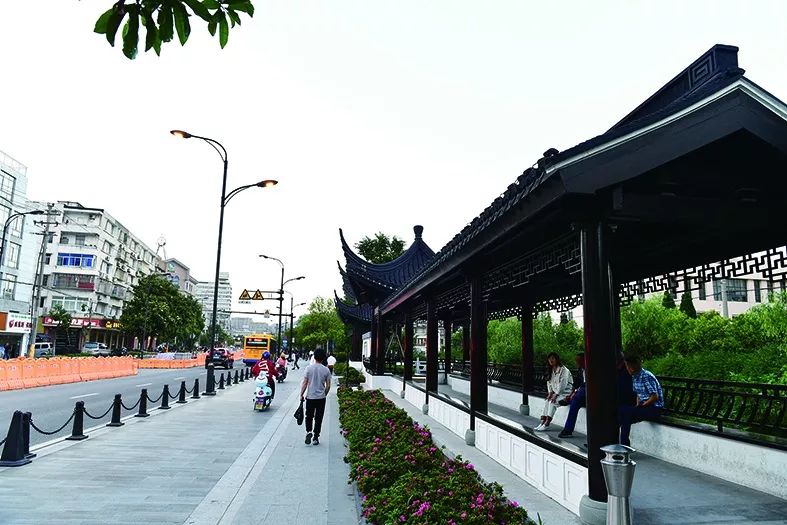 市民跟随音乐翩翩起舞定海解放东路东门汽车站附近市民在阳光下散步在