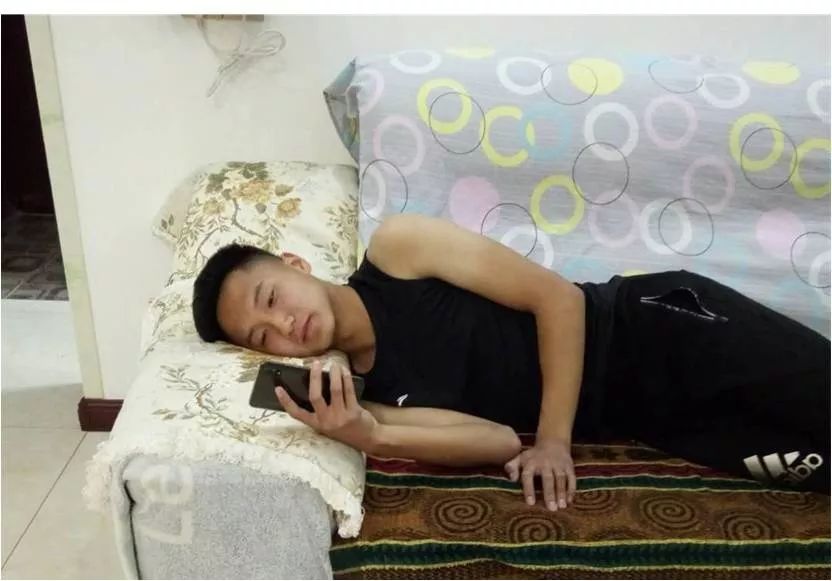 100年前人抽大烟的样子vs你平时躺着玩手机的样子曾经有媒体形容手机"