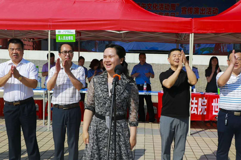 县委常委,常务副县长陈莉宣布活动启动活动现场展出的展板环保知识有