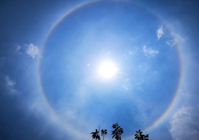 耀眼日晕光圈高悬云南午后蓝天 光芒闪耀昆明网络火热刷屏_太阳