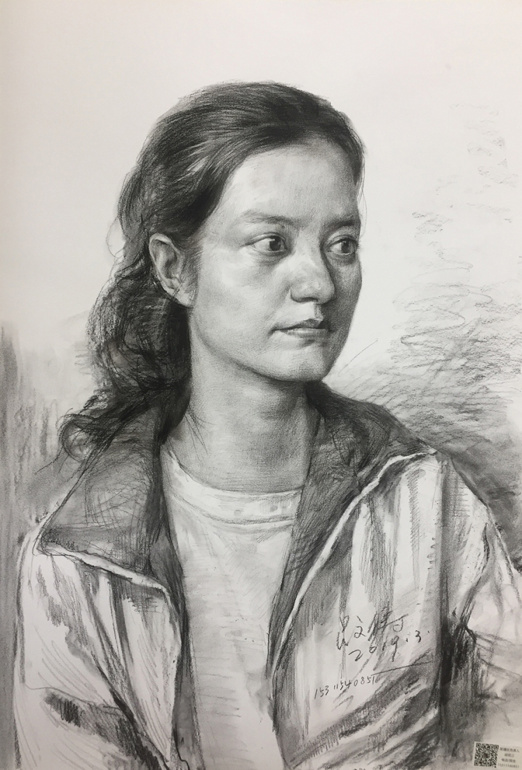 华艺名画室官网直播间素描名师吕文涛素描男青年头像示范