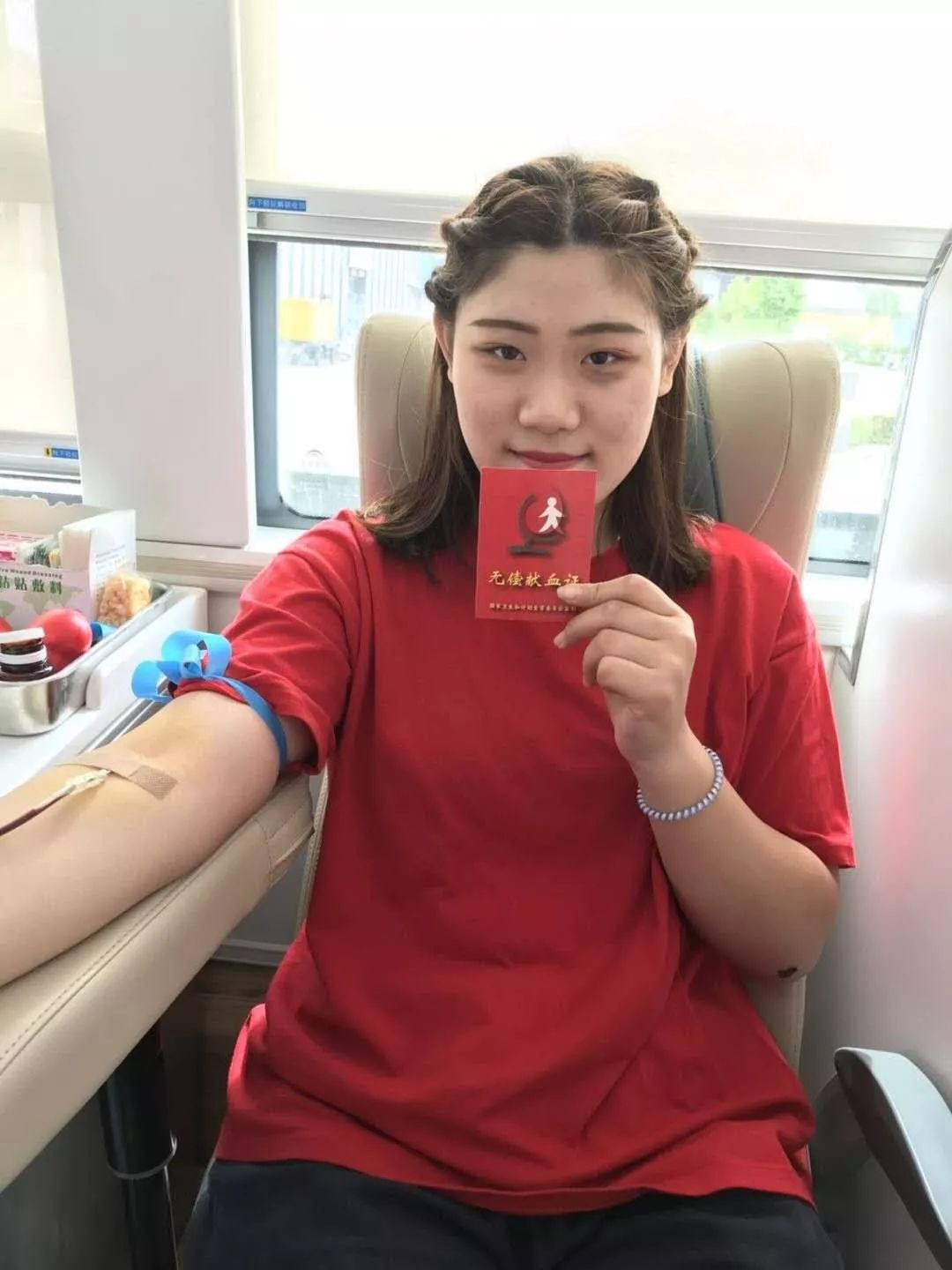 女生献血图片图片