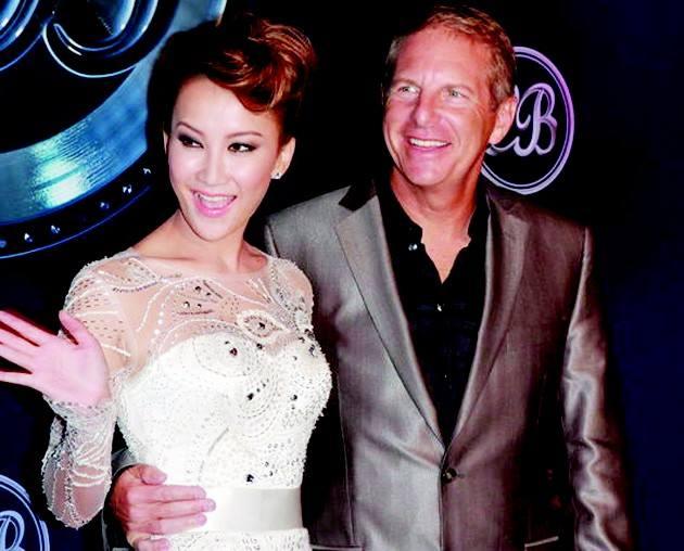 无臂女孩动情讲述母爱李玟泪洒巅峰之夜现场