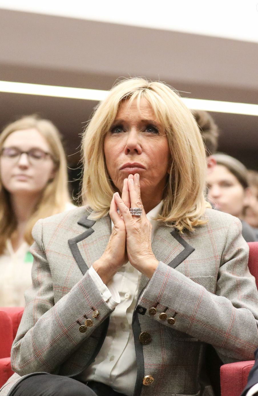 原创66岁布丽吉特越来越会穿格纹西装配小黑裤亮相颁奖礼太显年轻