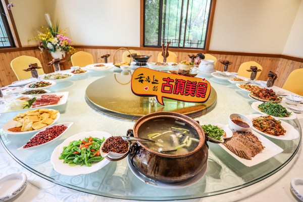 怡心园是养老小镇内的另一家餐厅,主打特色云南菜.