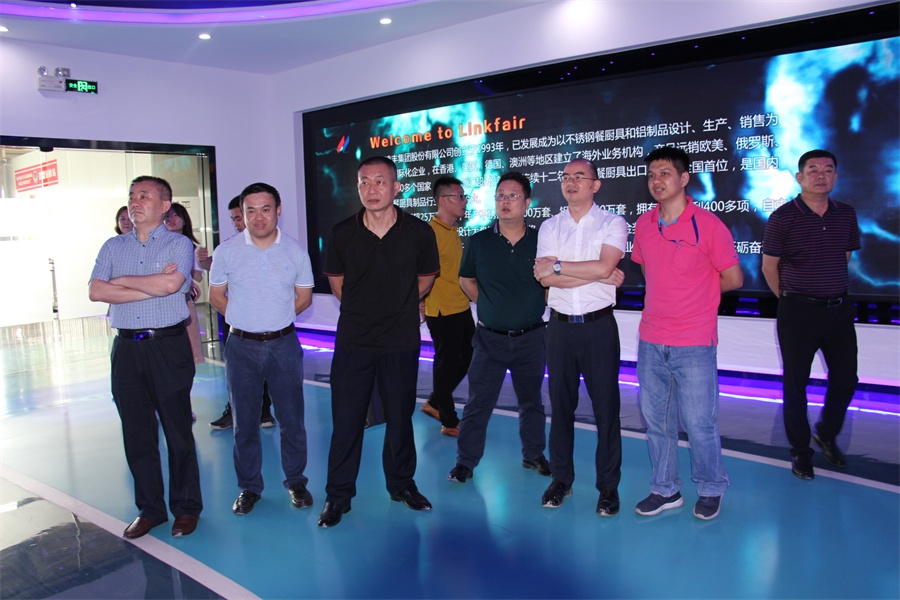 考察中,卢佳亮对新成工业园在体制创新,产业定位等