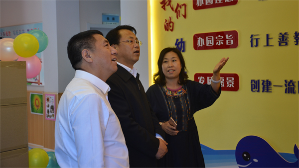 县领导看望慰问少年儿童