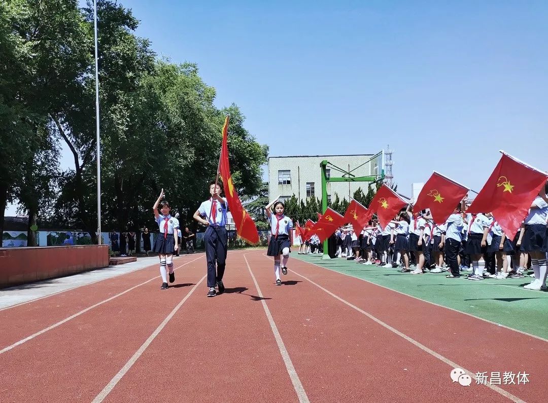 拔茅小学5月23,伴着明媚的阳光,铿锵的鼓乐声,拔茅小学全体师生集结在