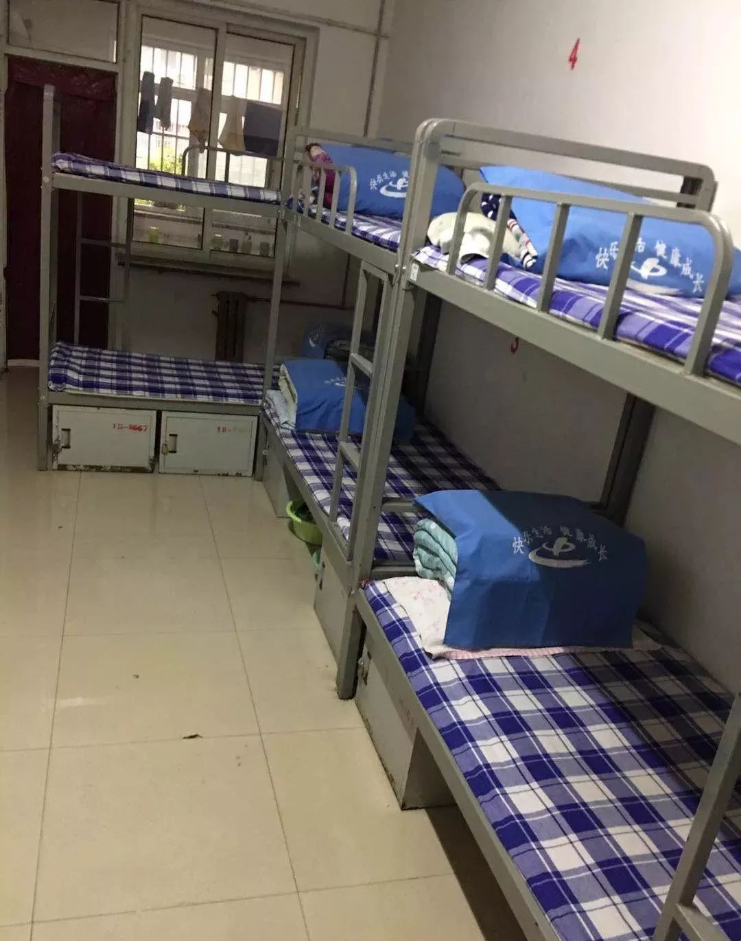 自发行动,为高三学长精心打扫宿舍,用实际行动支持他们考出好成绩!