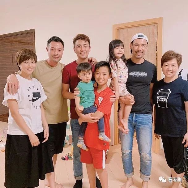 洪永城(tony)自同徐荣,张达伦拍摄剧集《大帅哥》后成为好友,不时相约