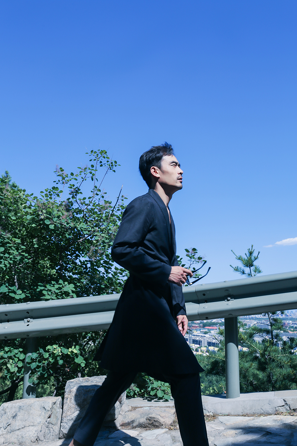 白海涛户外大片曝光 商务精英风显俊雅气质