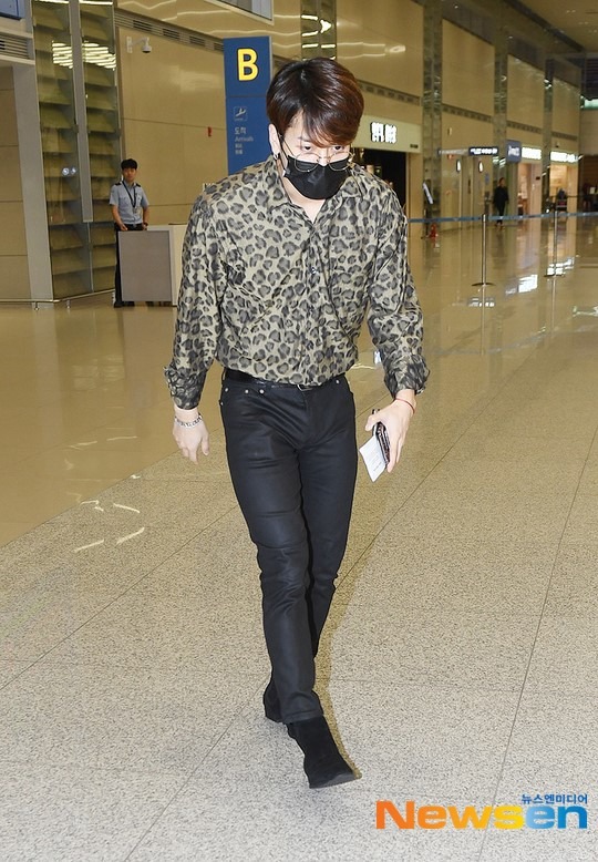 got7王嘉尔展示酷帅机场穿搭 豹纹衬衫加持狂野十足【组图】