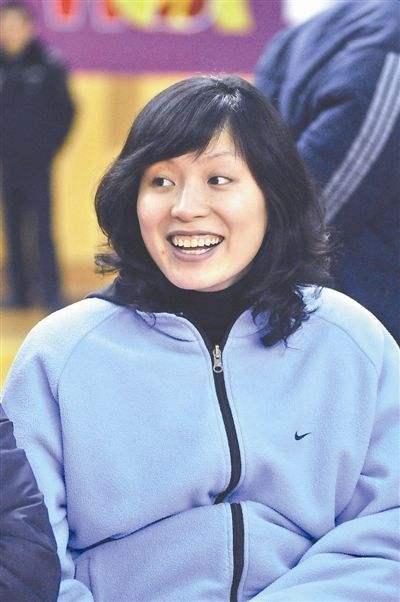 姚明又做公益慈善,37岁叶莉身材高挑,犀利短发变身霸道总裁