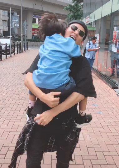 张晋逛街被偶遇,看到他女儿"树袋熊"抱姿,网友:又骗我生女孩!