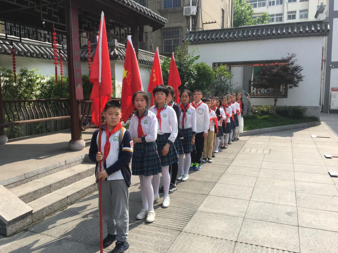 近日,东桥小学教育集团东板桥校区1600多名同学,近百名老师共同见证了