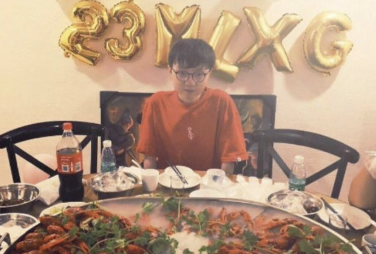 rng全体庆祝mlxg23岁生日，看到香锅的脸，网友：求你快退役吧