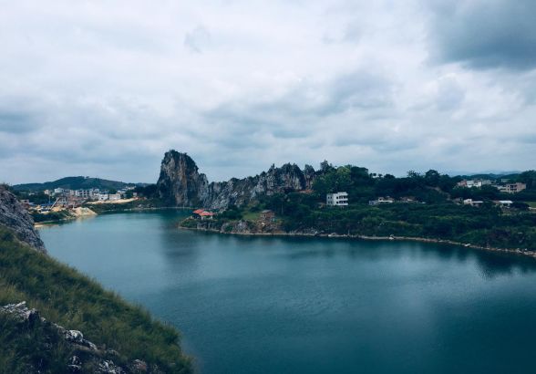 到达龙武奇石湖生态农庄,蓝蓝的湖,透露着神秘的气息,先打卡一张美照.