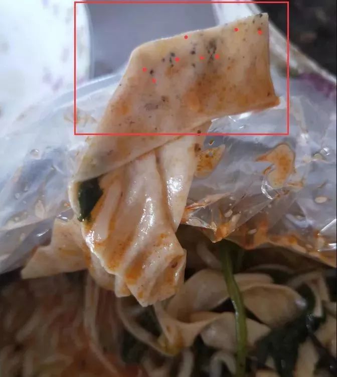 城事白城某知名麻辣烫里吃出了惊喜你离中毒就差二寸啊