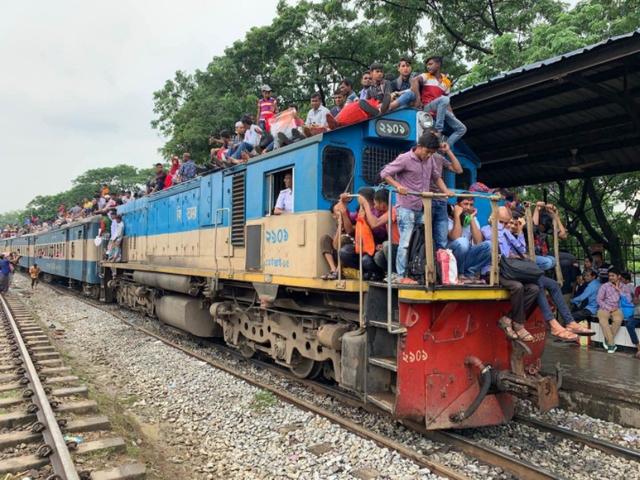 孟加拉国摄影归心似箭回家过节爬火车人潮奇观中国春运弱爆
