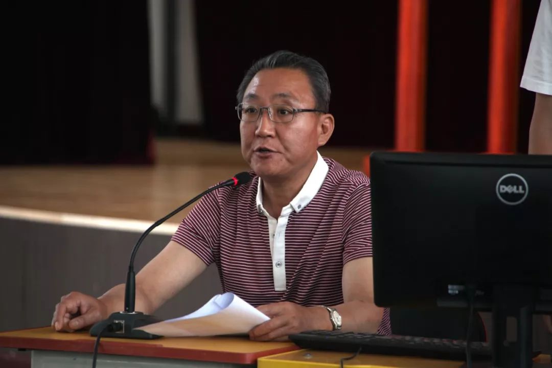 天津艺术职业学院曲艺系教师,班主任张尧对学员宣布了相关注意事项