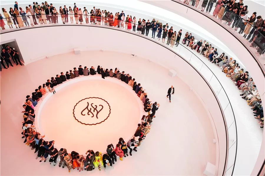 大秀搬到了上海宝龙美术馆,在达23000平方米的多层环形t台上隆重上演