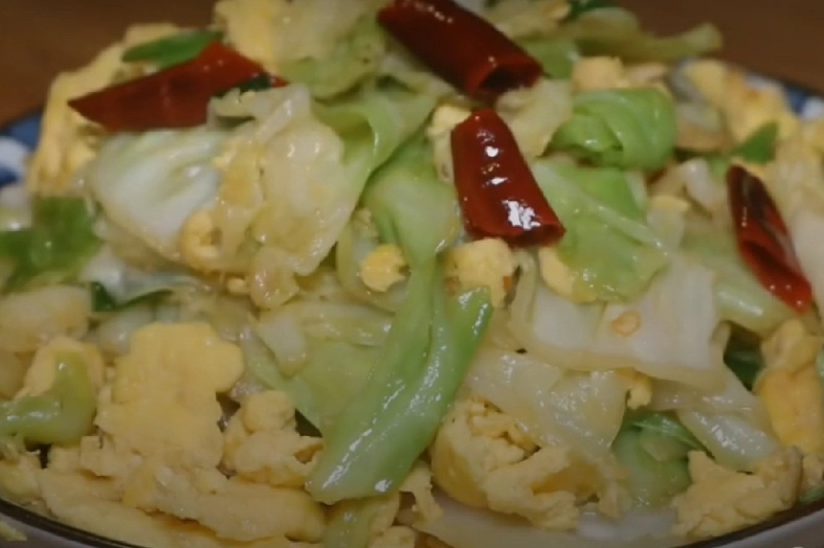 鸡蛋茴子白新做法鸡蛋搭配茴子白炒着吃更爽口嫩滑解馋又下饭