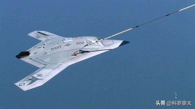 美国海军决定使用x-47b来演示无人机在航母上的起降运作,以及用传感器