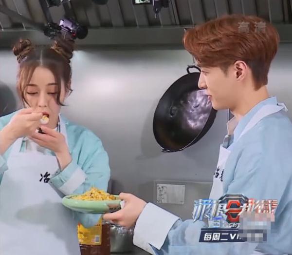 艺兴热巴首次接触黄磊直呼小两口网友操碎了老父亲的心