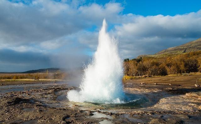 一种神奇的泉水,间歇性的喷发,至今仍是一个谜