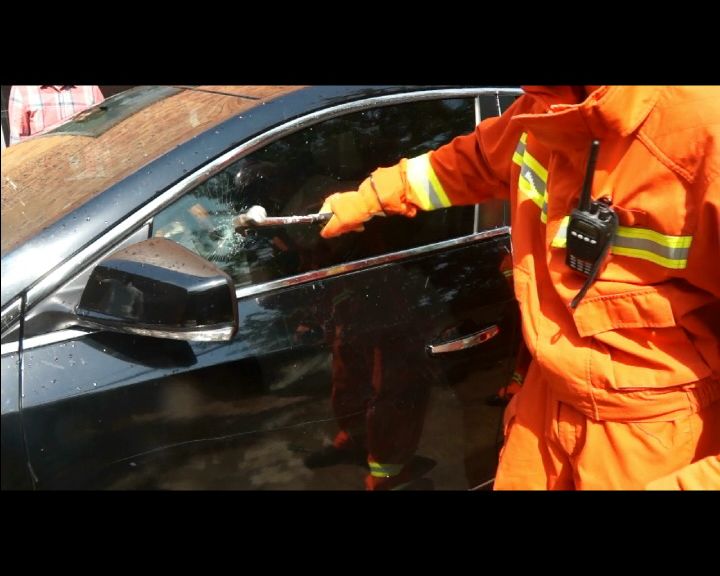 在征得孩子家长同意后,消防员决定立即使用破拆器材对车窗玻璃进行破