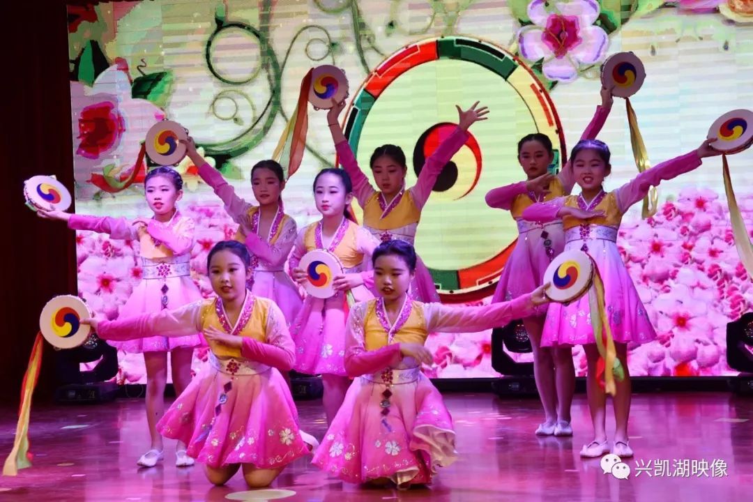 金彩洁等学校舞蹈队表演的手鼓舞"春天来了",把朝鲜族手鼓舞的热情