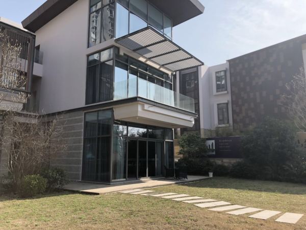 太湖颐和山庄**了,买了的人都后悔死了,三年没交房,阑尾这么久.