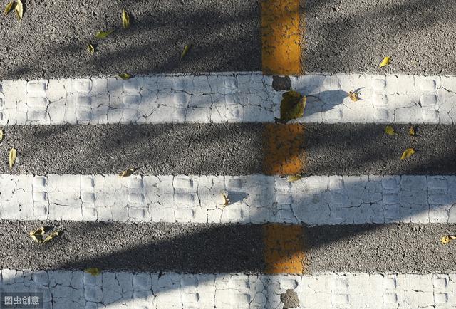 画面中两条竖线进行三分构图▲画面中两条横线进行三分构图三法法