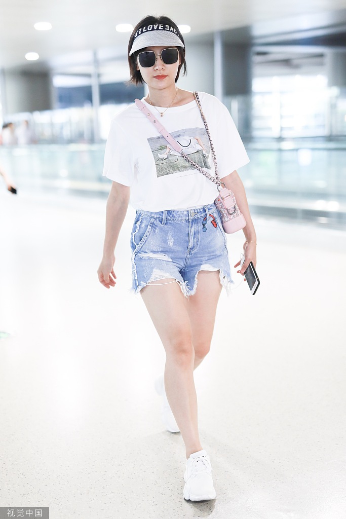 "辣妈"叶一茜带墨镜休闲装扮减龄 穿牛仔短裤秀嫩白长腿