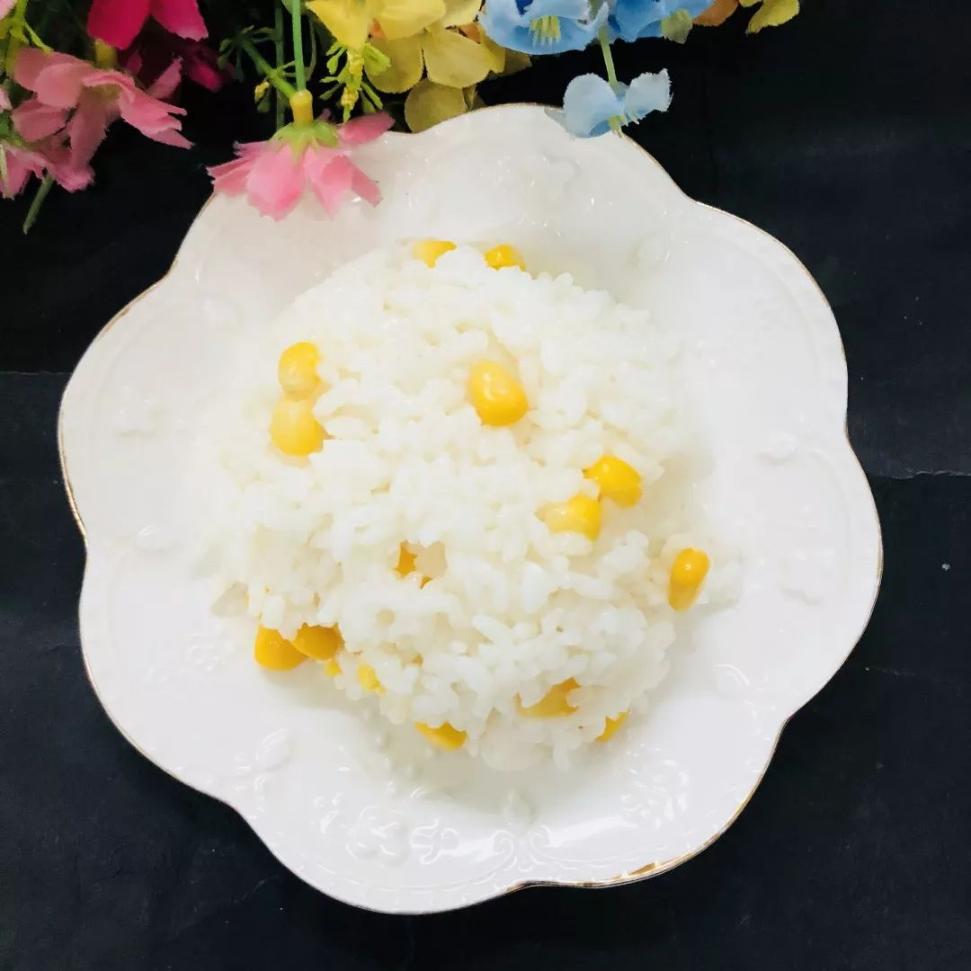 玉米粒米饭午点绿豆糕枸杞银耳汤晚餐香脆肉松饼京味炸酱面