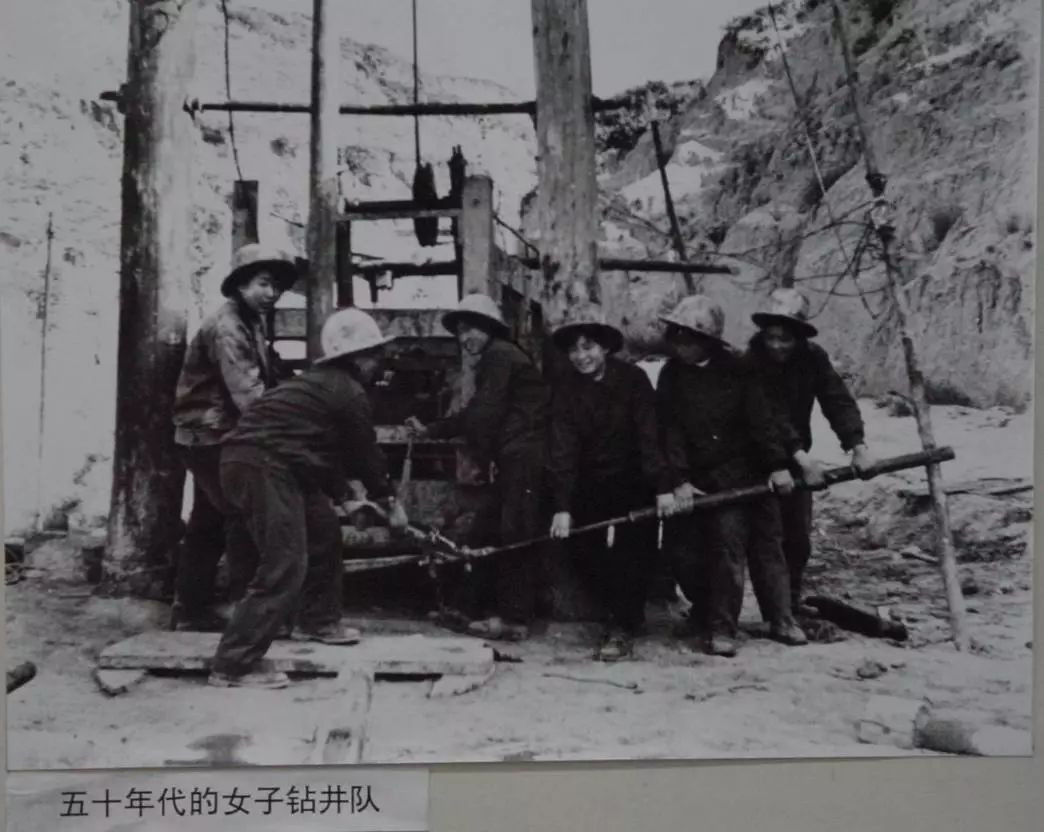 人拉肩扛,肩扛人,人拉肩扛图片_大山谷图库