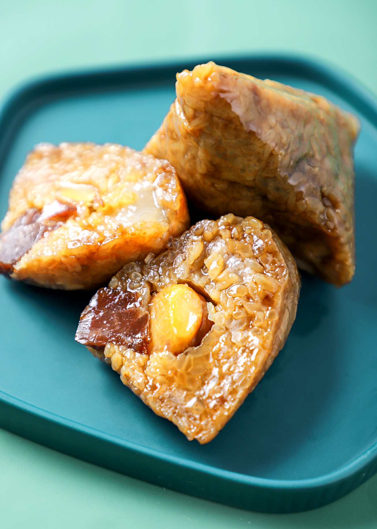 板栗鲜肉粽,内层包裹的是源自古东方的"能量之果"——板栗,与糯米结合