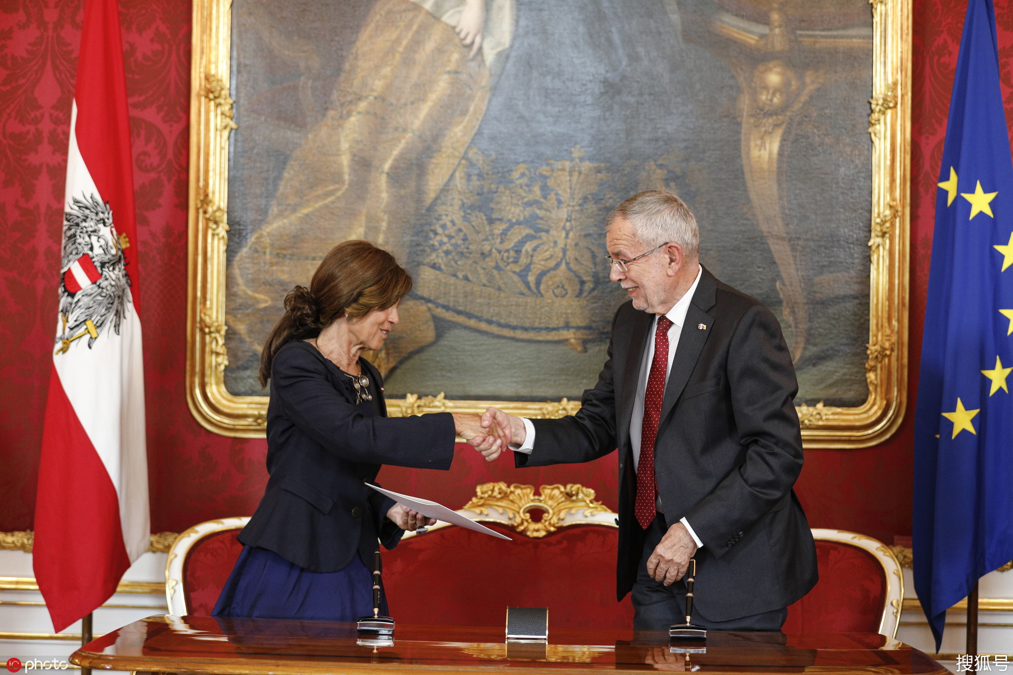 奥地利新总理布丽吉特-比尔莱因偕过渡政府内阁成员在总统府宣誓就职