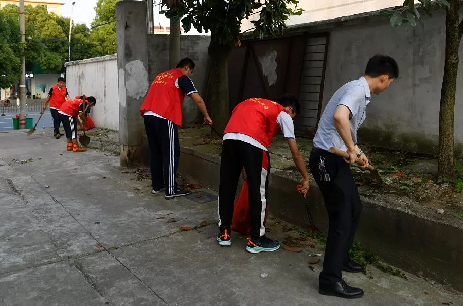基层团讯太湖中学团委开展助力高考美化校园志愿服务活动