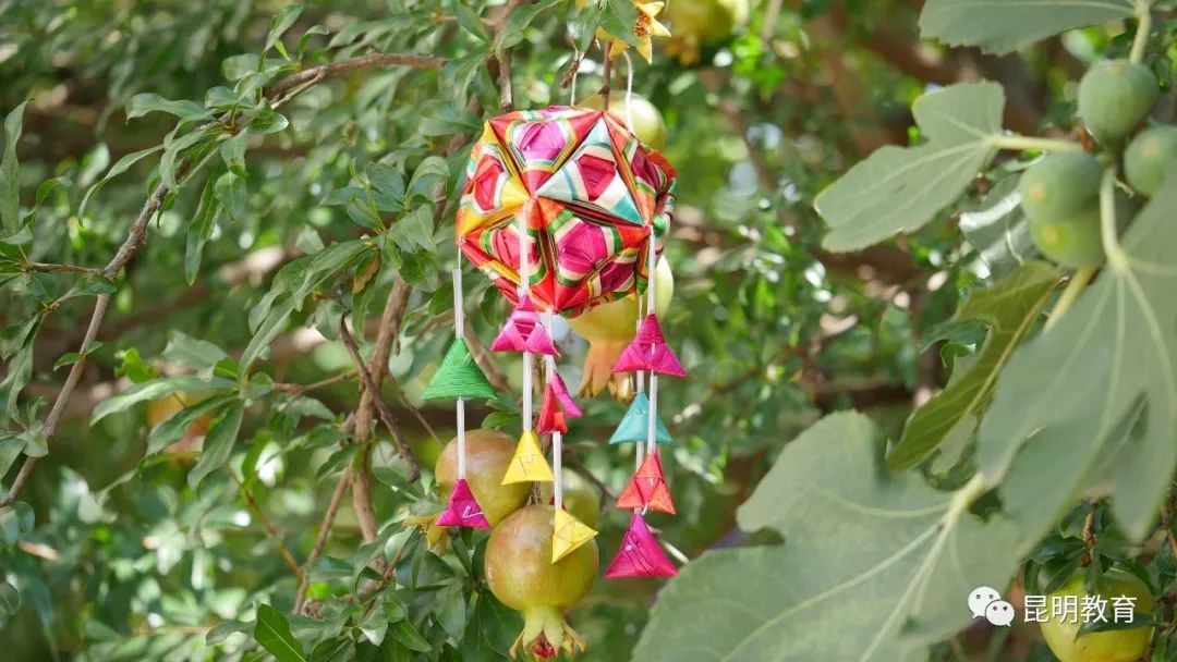 手工技艺草编菱角第四代传承人——李留美早早打开了自家的红色大门