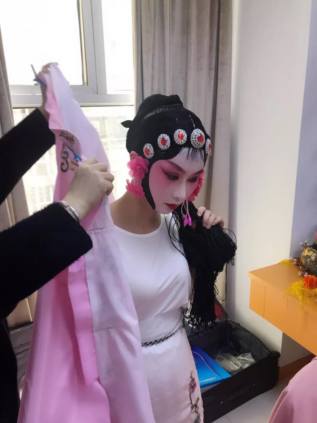 新人演员宋羽轩出席罗马尼亚油画展中国巡展受关注 网友直呼超甜_上海