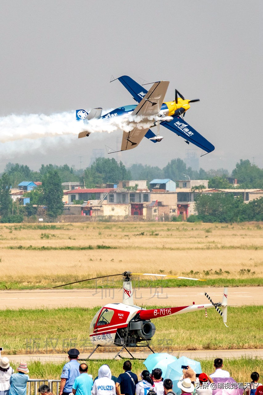 1/ 9 第十一屆安陽航空運動文化旅遊節開幕式後,飛機特技飛行,跳傘